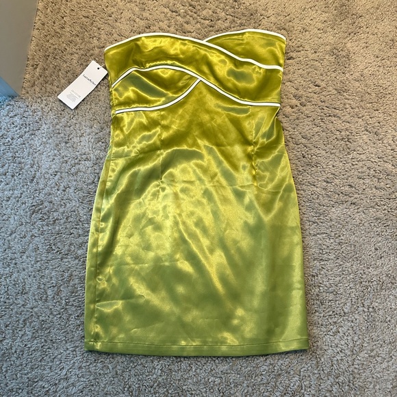 Dresses & Skirts - Green strapless canton walker dress
